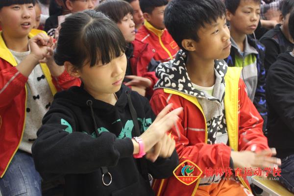 5.学生认真学习洗手的正确操作.jpg
