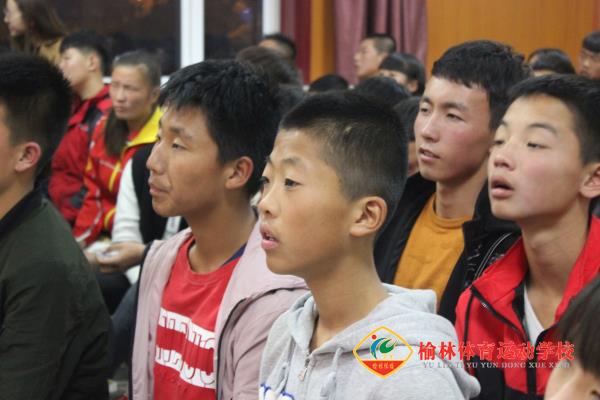 2.学生聆听青春期相关的知识.jpg