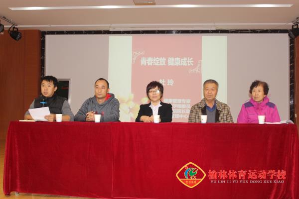 1.学生科副科长柴渊主持会议.jpg