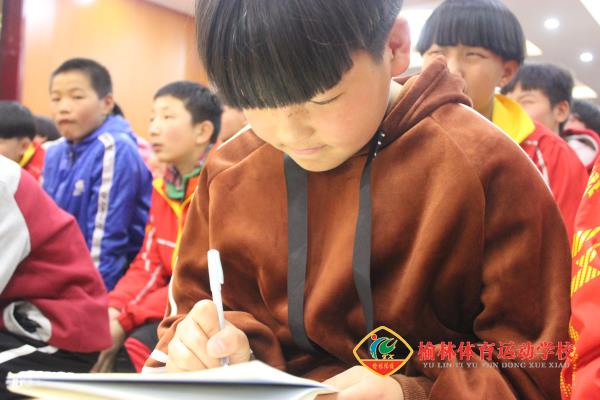 3.学生做笔记.jpg