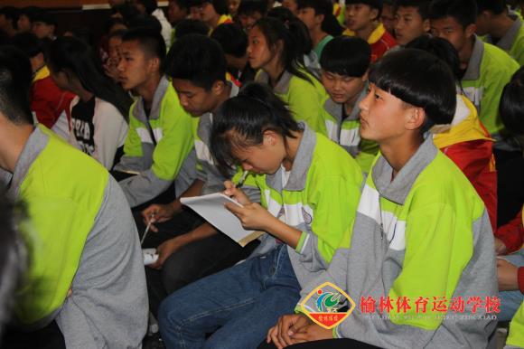 4、学生认真做笔记 (1).jpg